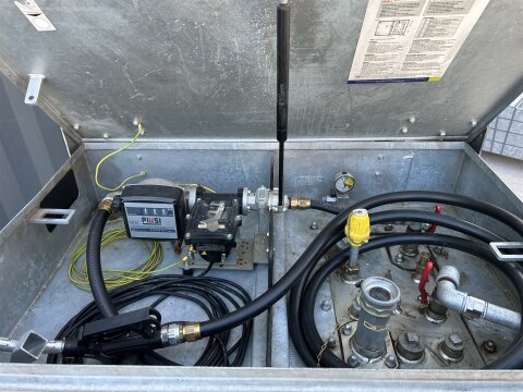 Mobile Tankstelle Benzin 1000 l – doppelwandig verzinkt, 230 V Pumpe 45 l/min gebraucht